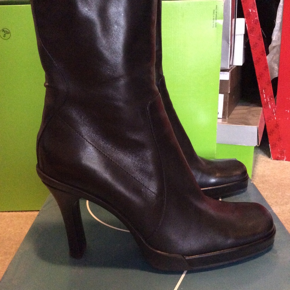 NINE WEST BLACK LEATHER SQUARE TOE BOOTS.